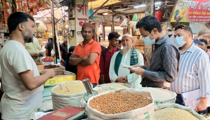 দাউদকান্দিতে প্রশাসনের বাজার পরিদর্শন অতিরিক্ত মূল্যরাখায় জরিমান দাউদকান্দিতে প্রশাসনের বাজার পরিদর্শন অতিরিক্ত মূল্যরাখায় জরিমান