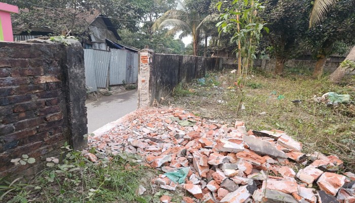 দাউদকান্দিতে প্রবাসীর সীমান প্রাচীর ভেঙ্গে সম্পত্তি দখলের চেষ্টায় থানায় অভিযোগ