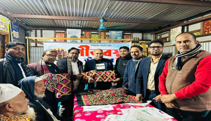 সেকান্দার মাস্টার স্মৃতি পাঠাগার ও সমাজকল্যাণ পরিষদের উদ্যোগে কম্বল বিতরণ