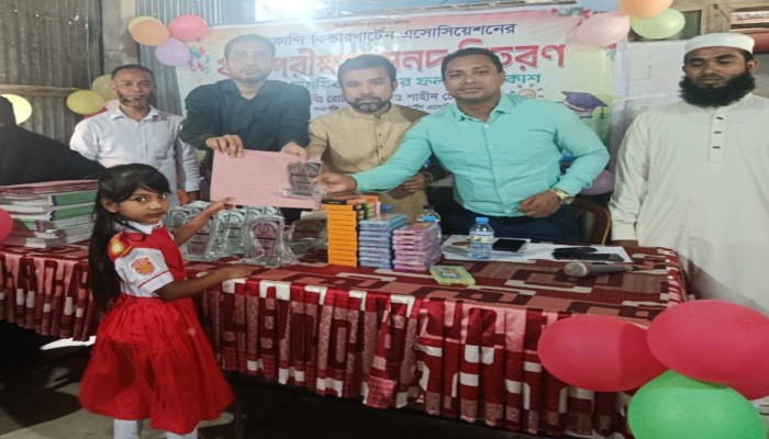 দাউদকান্দি আইডিয়াল স্কুলে বৃত্তি পরীক্ষার সনদ ও মেধাবীদের পুরস্কার বিতরণ