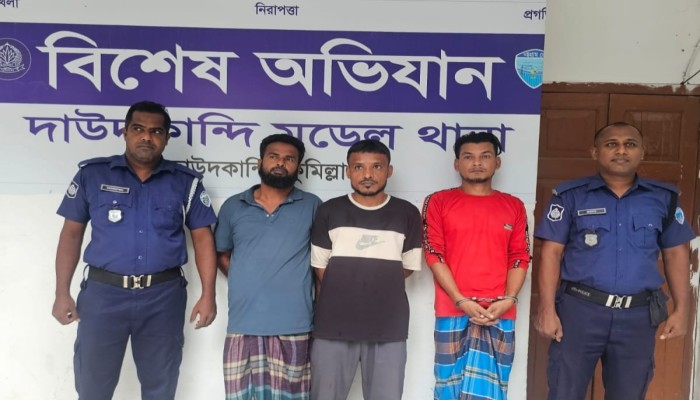 হত্যা করে অটোরিকশা ছিনতাইয়ের ঘটনায় তিন আসামী গ্রেফতার