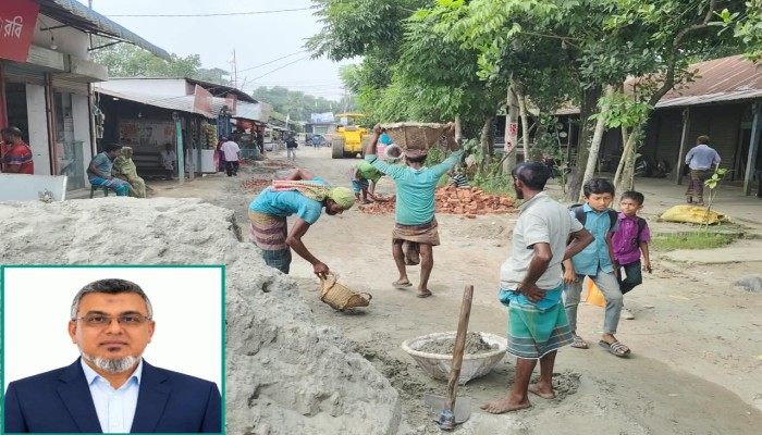 ব্যক্তিগত অর্থায়নে বিটেশ্বর বাজারের বেহাল সড়কের সংস্কার করলেন সিঙ্গাপুর প্রবাসী বাবুল খন্দকার